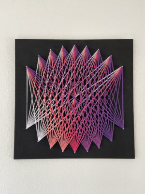Gevlochten Passie, Roze/Paarse String-Art op een zwarte achtergrond