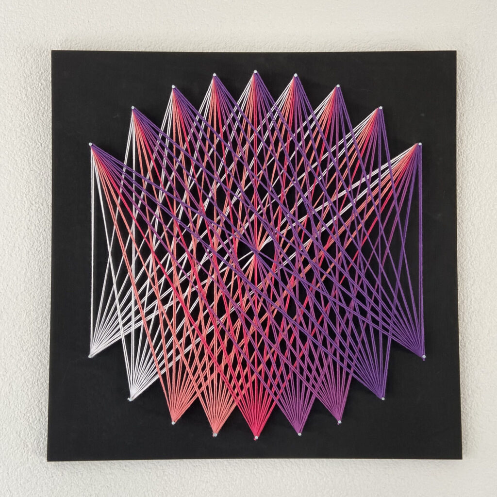 Gevlochten Passie, Roze/Paarse String-Art op een zwarte achtergrond